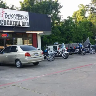 a row of motorcycles parked in front of a restaurant