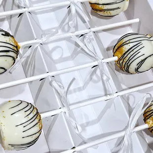 Zebra cake pops