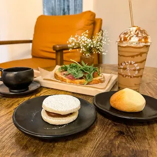 Pandebanos, alfajor, tostada, frappe, espresso