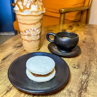 Alfajor, frappe, espresso