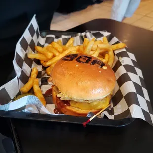 Cheeseburger with fries