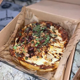 Fugazzetta pan pizza style, cheese blend, onion, kalamata olives   (9.1/10)