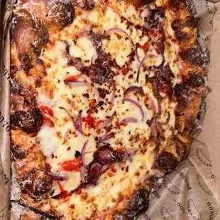 porteno pizza (san marzano, cheese blend, smoked mozzarella, pickled pepers, pancetta, red onions)