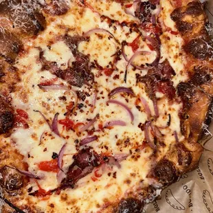 porteno pizza (san marzano, cheese blend, smoked mozzarella, pickled pepers, pancetta, red onions)