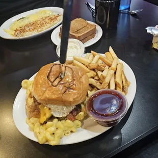 Big bang burger with mac and cheese