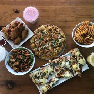 food, chicken wings and fried chicken