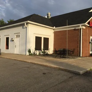 the outside of the restaurant
