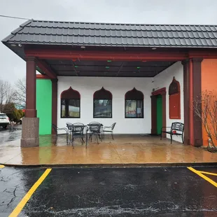 the outside of a restaurant