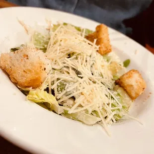 a plate of salad with croutons