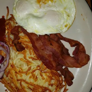 bacon, hash browns, and an egg on a plate