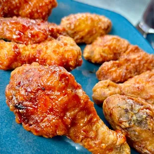a plate of chicken wings with sauce