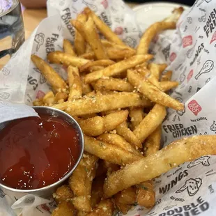 This Seasoned French Fries never disappoints me. They offer kétchup with them but I never use it.