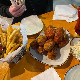 food, chicken wings and fried chicken