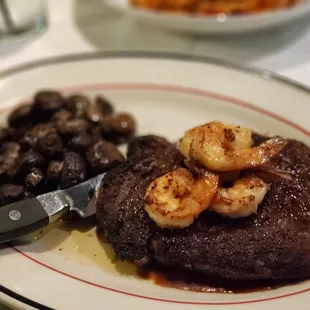 16 oz. Rib Eye with side of mushrooms and extra shrimp !! Yummmmm