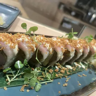 Spicy crunch hamachi roll