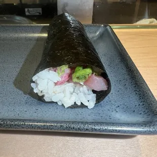 Yellowtail scallion handroll