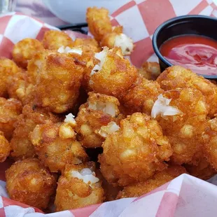 Tater tots side ($8). Too crispy on outside. Too mushy on inside. Not enough salt.
