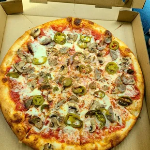 14&quot; mushroom, jalapeno and sausage pizza... very good. Would recommend 100%