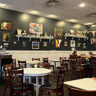 ables and chairs in a restaurant