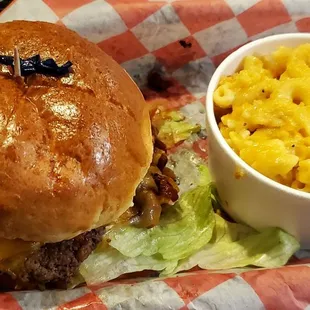 Bones&apos; Burger with mac and cheese