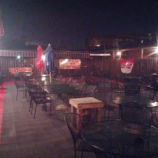 Very fun roof deck on top of this landmark bar and grill hosts locals, lobbyists and politicians for ice cold beer and more.