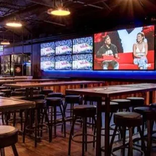 Lots of TVs (photo from their Twitter page @publevelhouston)