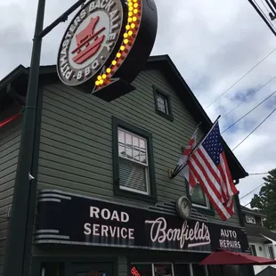 Bonfield's - picnic table area, table umbrellas and small bicycle rack