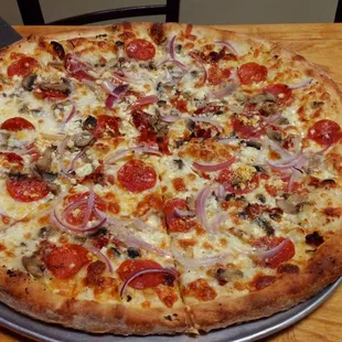 18&quot; New York-er (garlic sauce, mozzarella cheese, sun dried tomatoes, pepperoni, mushrooms, onions and feta cheese)