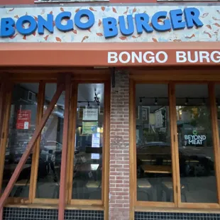 the entrance to bongo burger