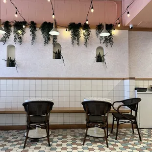 wo chairs and a table