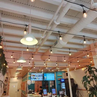 很不错，肉夹馍，酸汤水饺，凉皮。。。