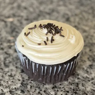 And i'm not even kidding the most delicious, moist, luscious cupcake i've had!!