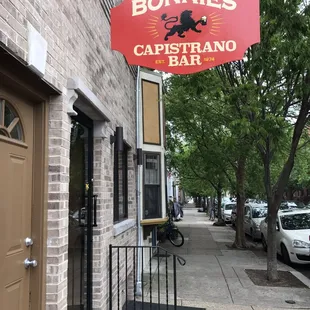 a sign for bonnie&apos;s capistranoo bar