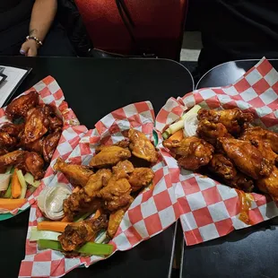 Ɓbq, buffalo and sweet chili lime wings