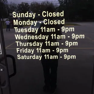 a closed sign on the door of a restaurant
