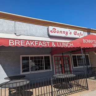 Exterior image of Bonny&apos;s Cafe with limited outdoor eating