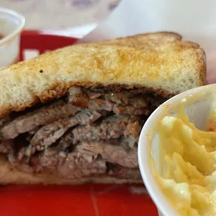 ows a sandwich and macaroni and cheese