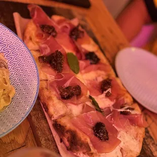 Fig prosciutto pizza