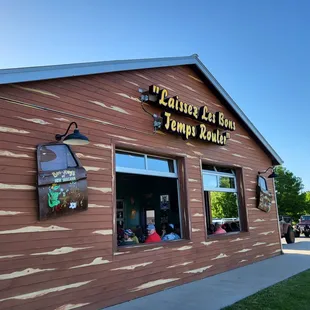 the outside of the restaurant