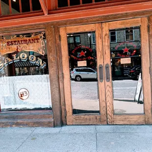 the entrance to the restaurant