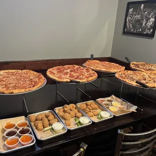Pizzas and boneless wings x 30 pieces &amp; sauces