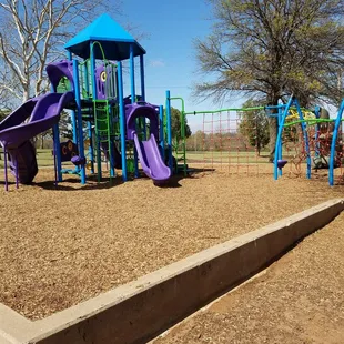 There are a few playgrounds on the lake.