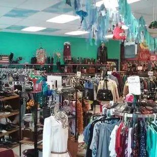 What is that along the ceiling? A floating river with FISH?? What fun!