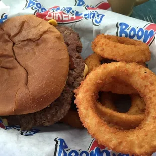 Cheeseburger with onion rings