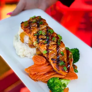 a hand holding a plate of food