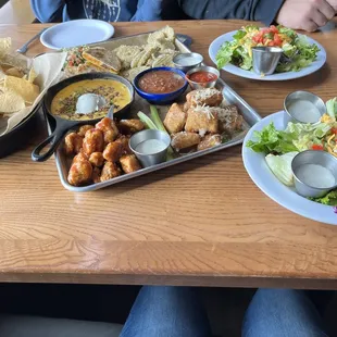 fat Jack sampler. Great price. Lots of food. Fed two adults and a 11 y/o. Carson helped us on our new adventure and was just sweet as pie.