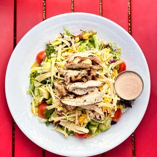 a plate of salad with chicken