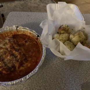 Lasagna &amp; Garlic Rolls ToGo  Delicious !