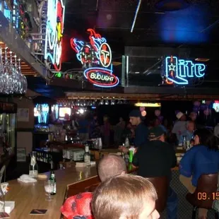 a crowd of people sitting at a bar