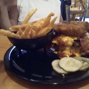 BBQ Mac n Cheese Burger, no bun...the Mac n&apos;cheese makes the bun!!!